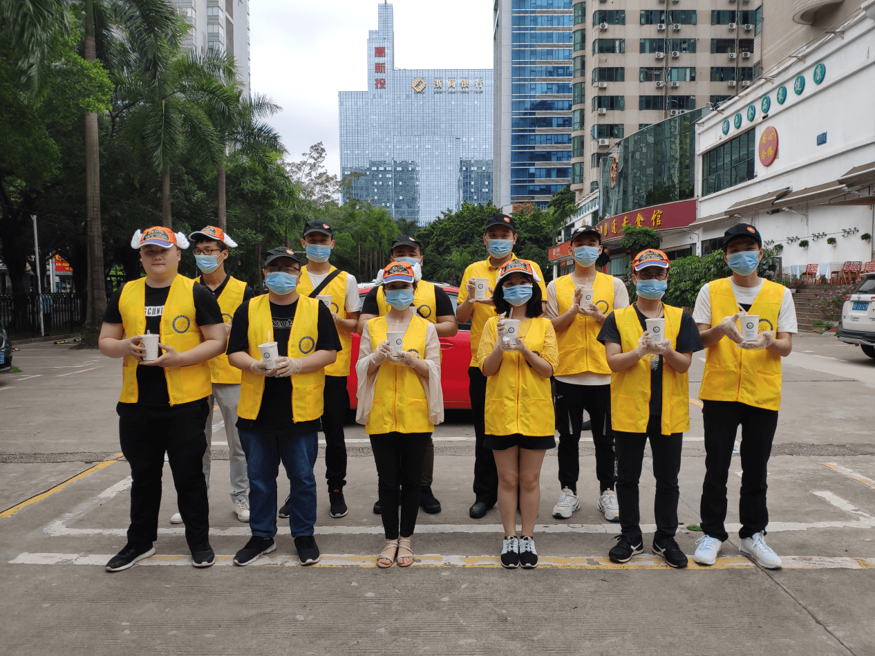 每人都体验了一把免费为路人奉送爱心粥的活动